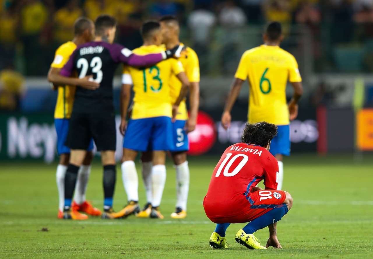 Los chilenos, ya golpeados por la eliminación, apenas resisten esta nueva división a la que muchos ya dan por hecho es el triste cierre de una 'generación dorada' envuelta en la tragicomedia.