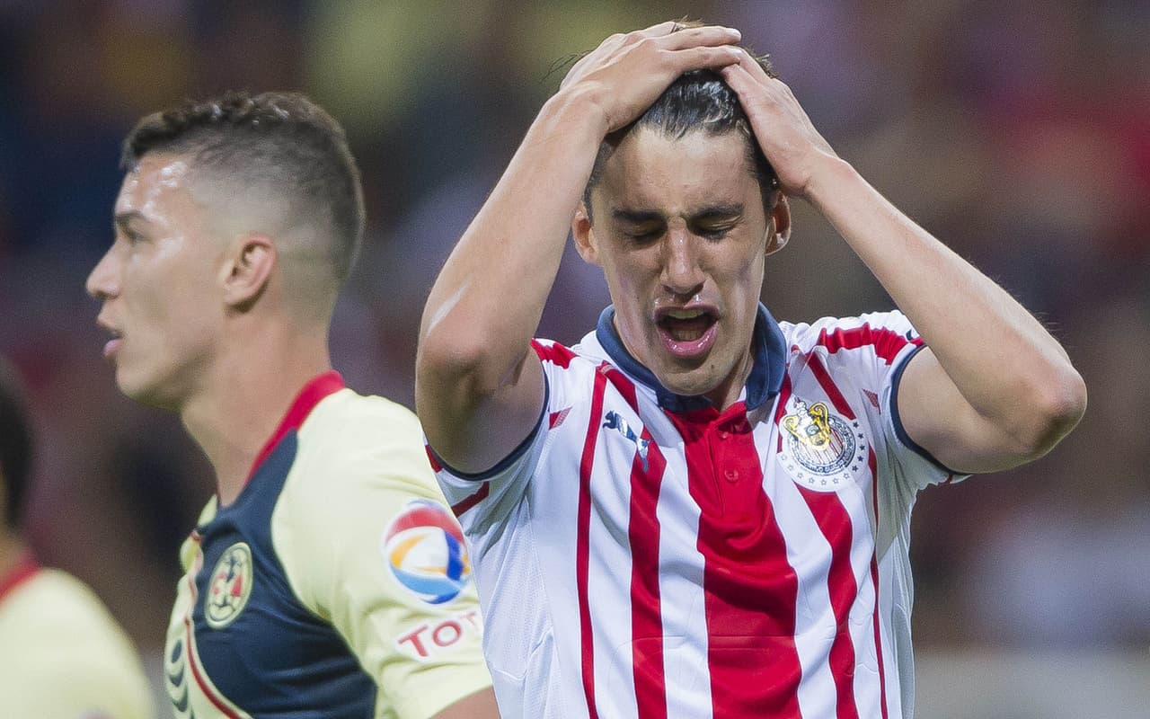 Josecarlos Van Rankin (derecha) estuvo muy cerca del descuento para Chivas pero su cabezazo se fue desviado al 75'.