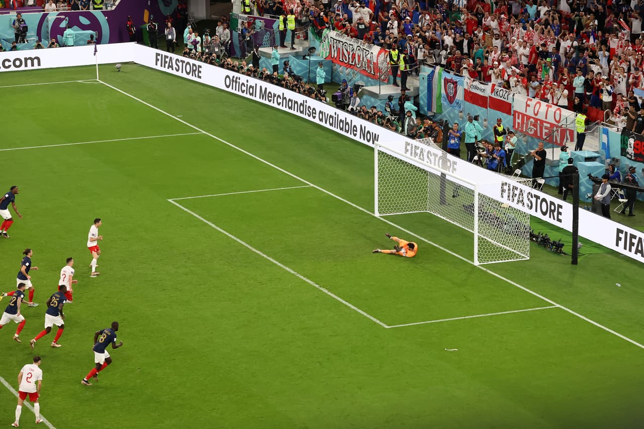 Lloris lo atajó, pero el árbitro por repitió por no tener los dos pies sobre la línea de gol.