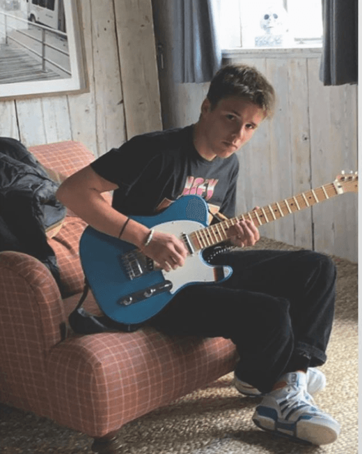 Cruz Beckham, el tercer hijo del matrimonio es apasionado de la música.