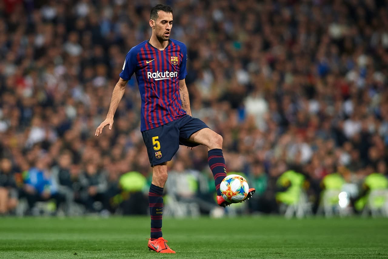 Mediocampista: Sergio Busquets - Cláusula de 500 millones de euros.