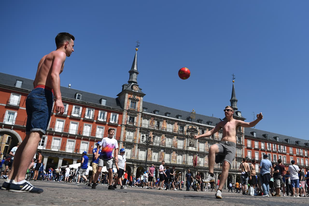 Hinchas del Leicester City llegaron a la Plaza Mayor de Madrid con motivo de las vacaciones de Semana Santa y pintaron con su alegría este espacio.