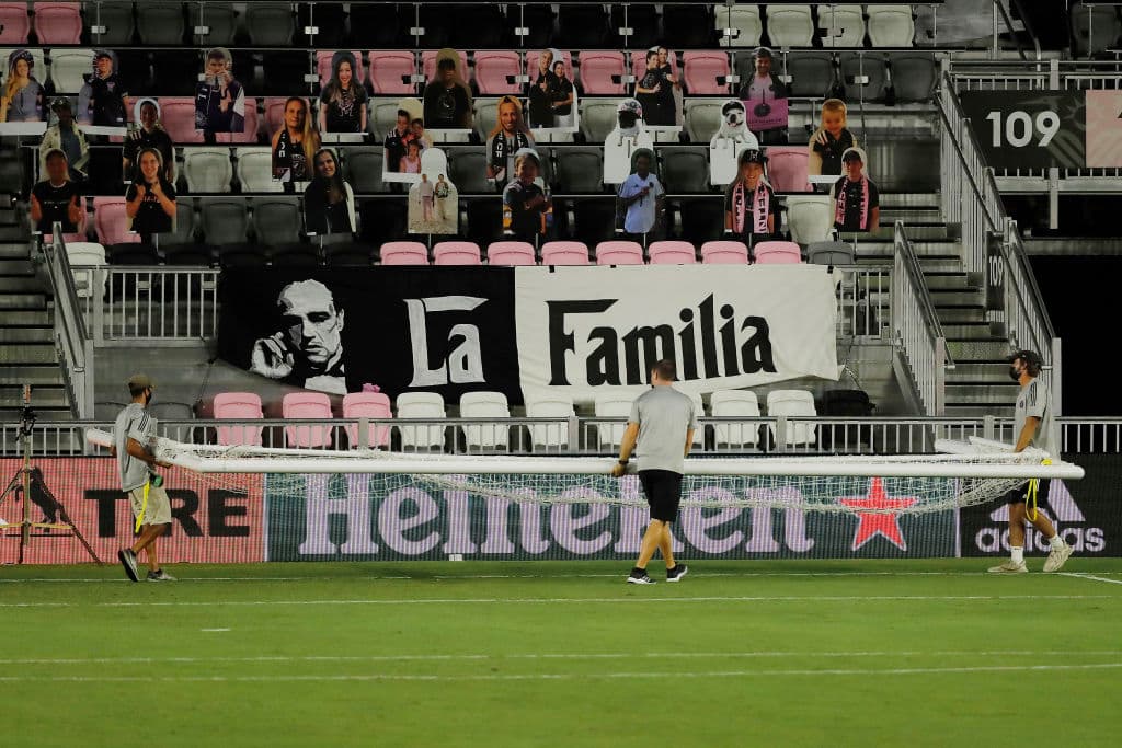 Quitan los postes tras el anuncio de la cancelación de los partidos.