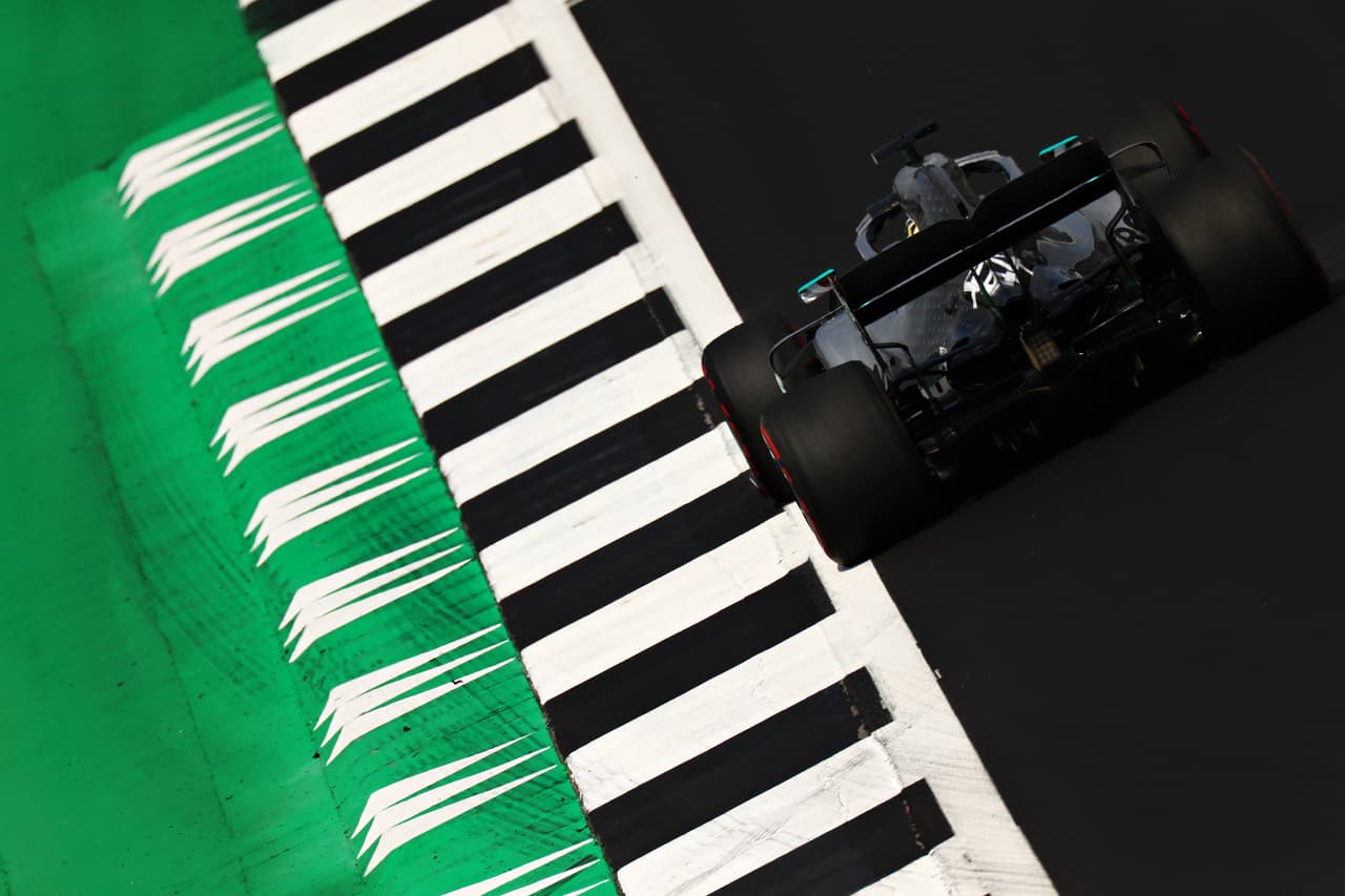 En el inicio de la acción Lewis Hamilton, Valterri Bottas y Sebastian Vettel ocuparon los tres primeros lugares, así como en la segunda sesión pero con distint orden: Vettel, Hamilton, Bottas. Por su parte, el mexicano Sergio Pérez fue octavo y noveno para ilusionarse con los puntos el domingo.