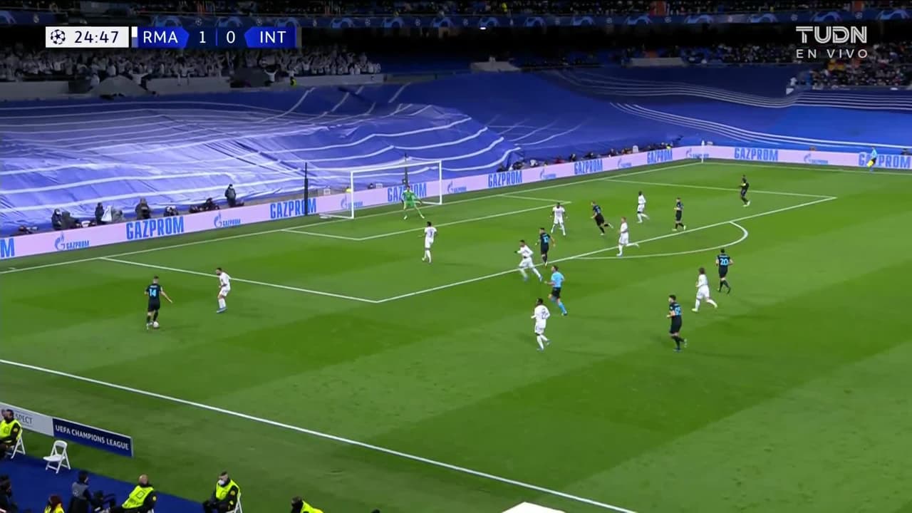 ¡TIRO ATAJADO! disparo por Edin Dzeko.