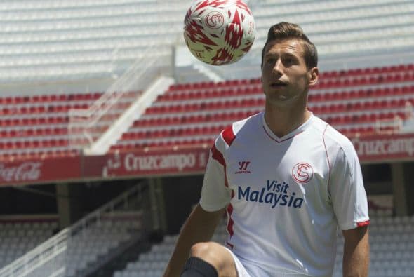 Gregory Krychowiak llegó al Sevilla para aportar su energía en media cancha. El polaco sabe tocar bien el esférico y también hacer coberturas en todo el medio campo e incluso más.