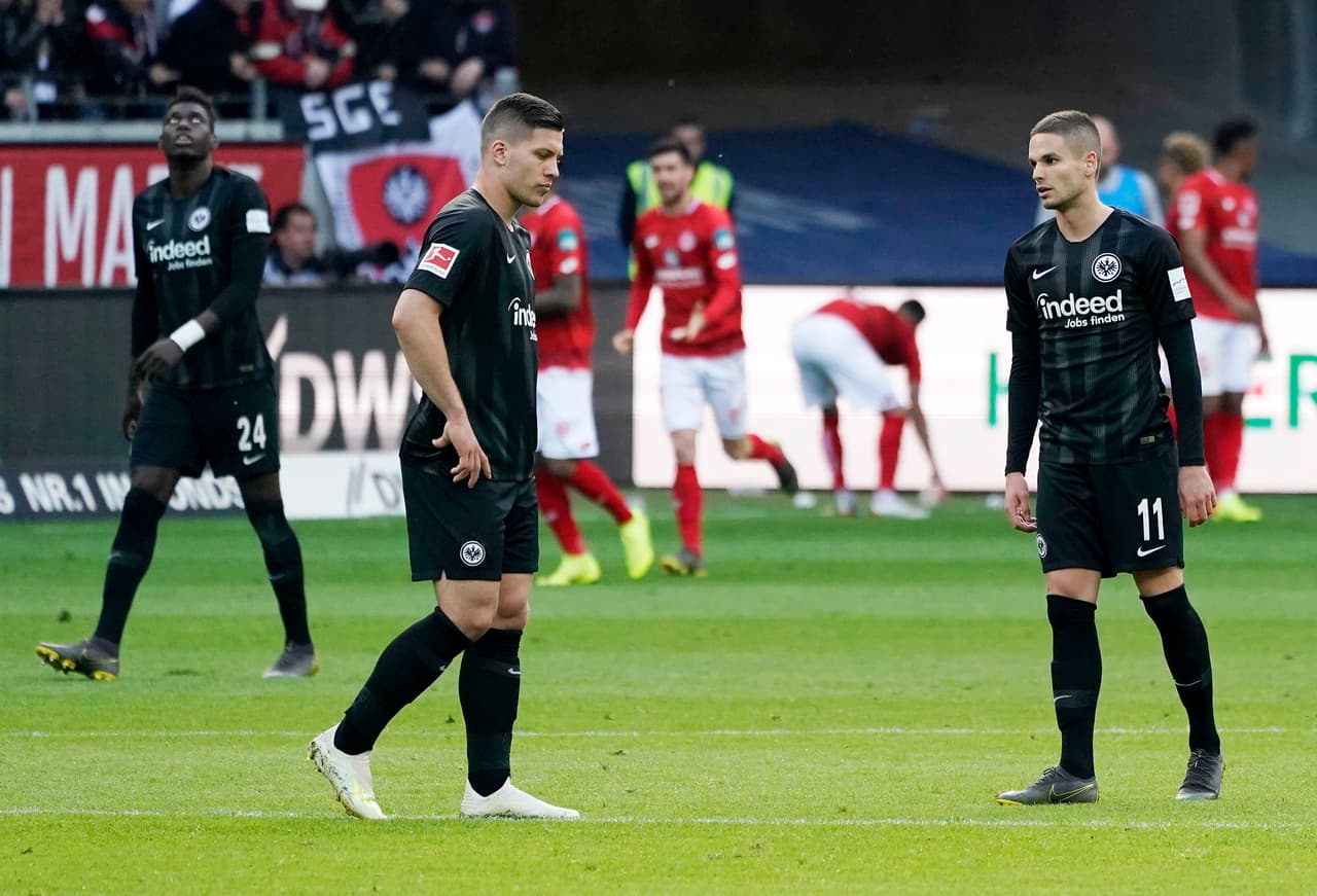 Golpeados por su reciente eliminación en la Semifinal de la Europa League, los jugadores del Eintracht Frankfurt no reaccionaron a este marcador adverso.