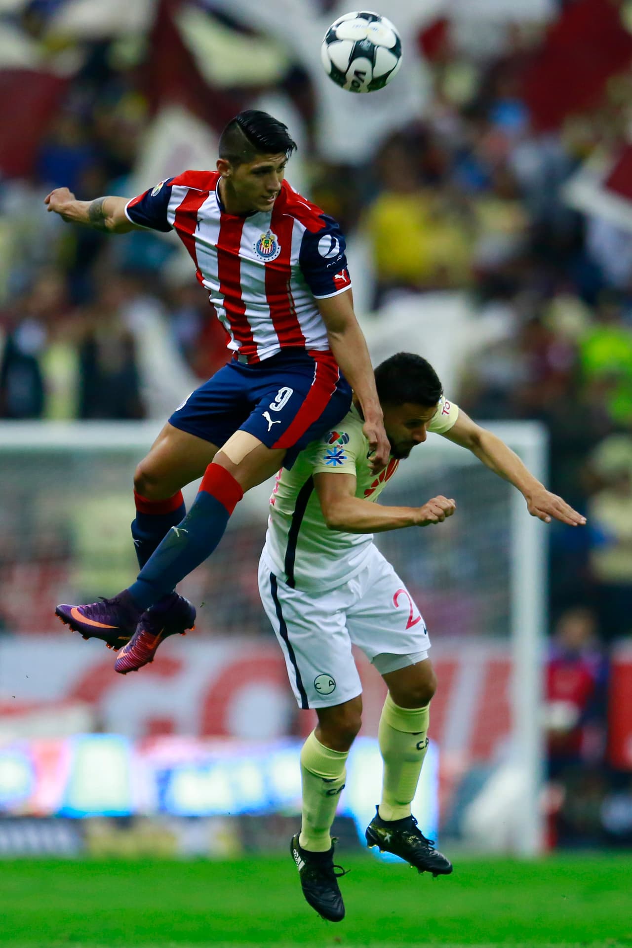 Chivas atacó y tuvo el dominio del balón en los primeros minutos contra las Águilas, que se veían sorprendido por los ataques por las bandas de su rival.