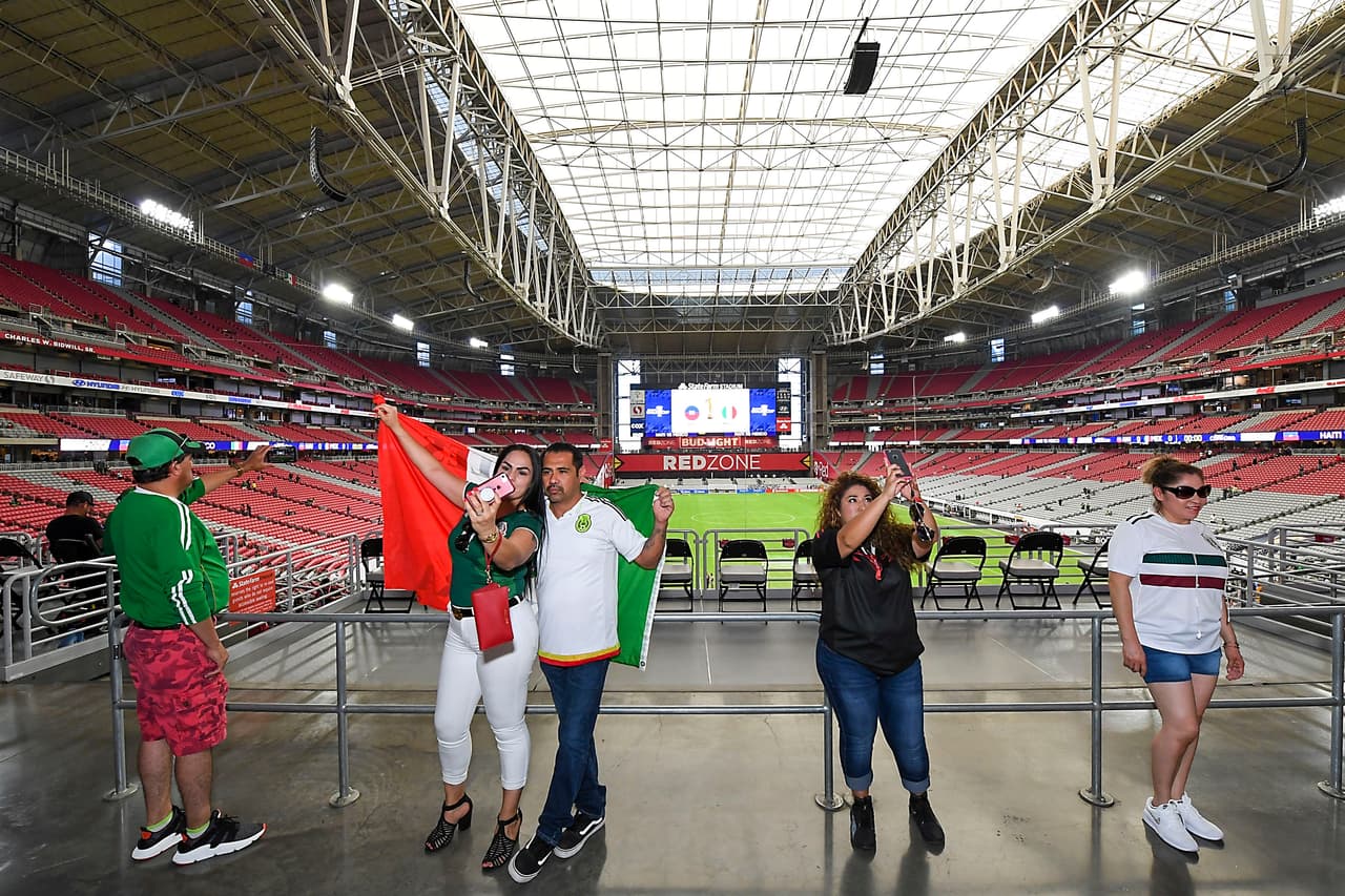 Un gran ambiente era el que estaban cocinando las aficiones de México y Haití previo a su importante partido por la Semifinal de la Copa Oro 2019 en el University of Phoenix Stadium en la ciudad de Glendale, Arizona. Evidentemente la afición del Tri fue una abrumadora mayoría que le dio una tonalidad esmeralda a las gradas de la casa de los Cardinals.