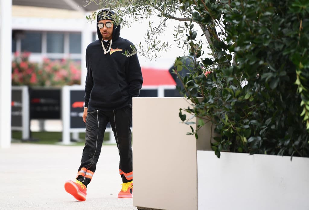 Con su estilo informal, Hamilton dio muestras de que es la estampa de una nueva generación de pilotos.