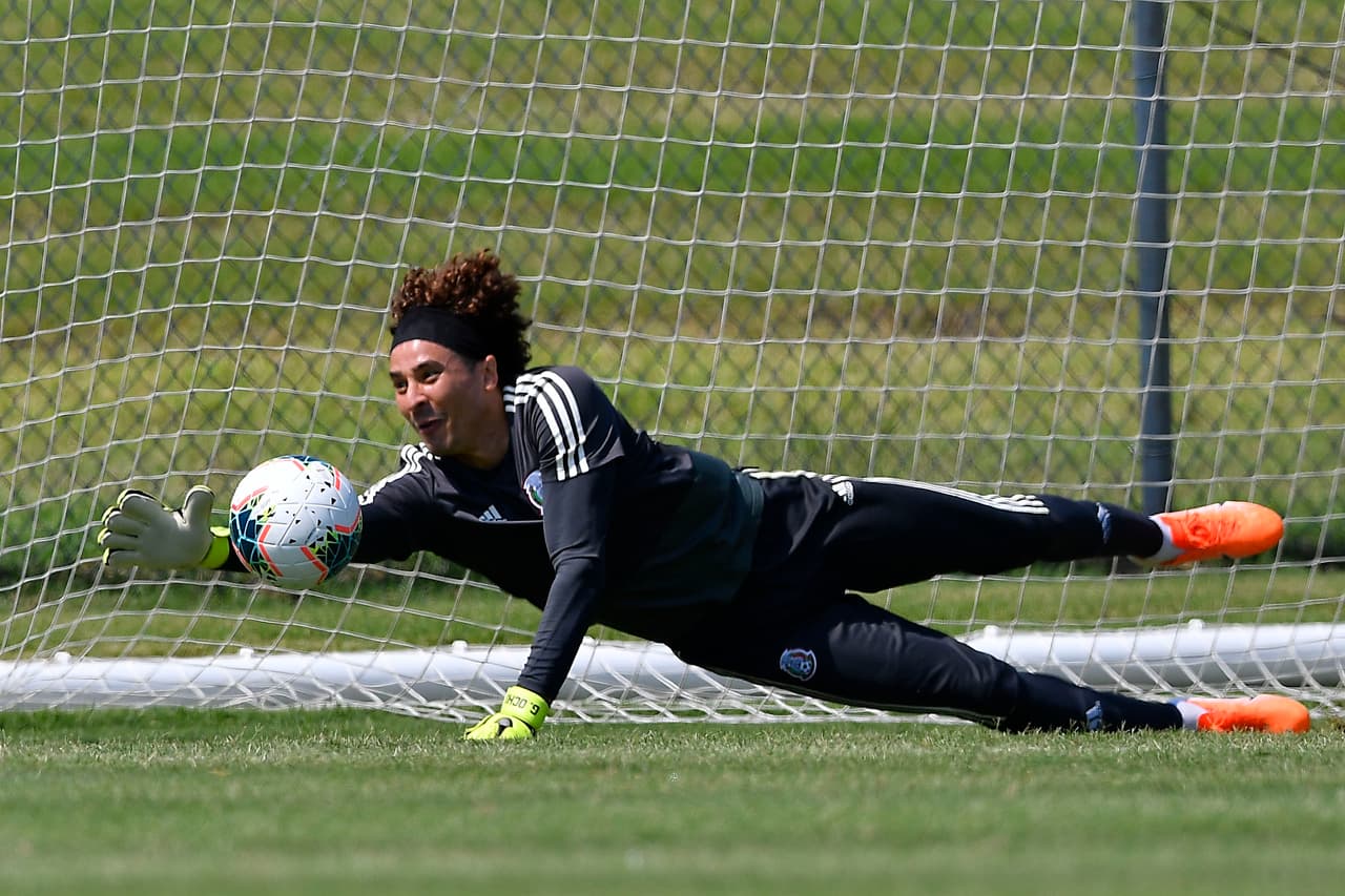 En uno de los campos de la Universidad de Carolina del Norte la selección mexicana de fútbol entrenó por última vez con miras a lo que será el duelo ante Martinica en el cierre del Grupo A. Héctor Moreno y Rodolfo Pizarro se reitegraron al grupo que dirige el 'Tata' Martino. Fernando Navarro, Jonathan Orozco, Luis Montes y Pizarro serían titulares en el Bank of America Stadium de Charlotte.