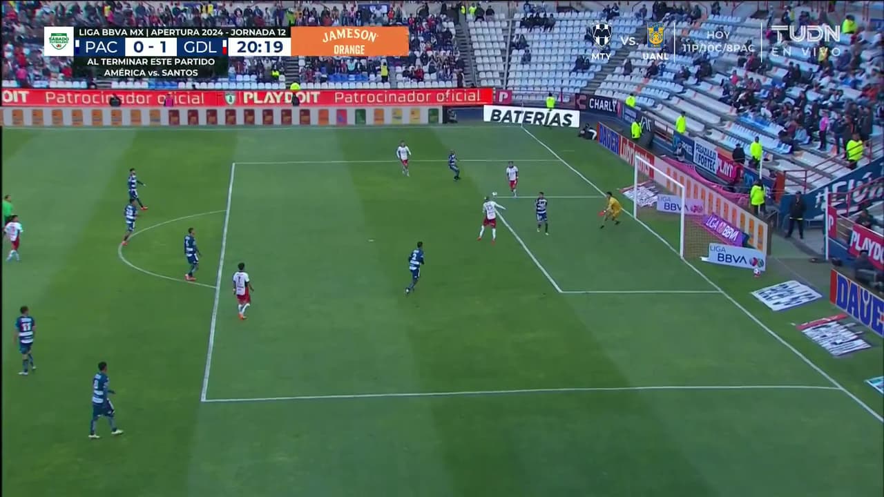 ¡Chivas abre el marcador! El Piojo solo dentro del área remata de cabeza