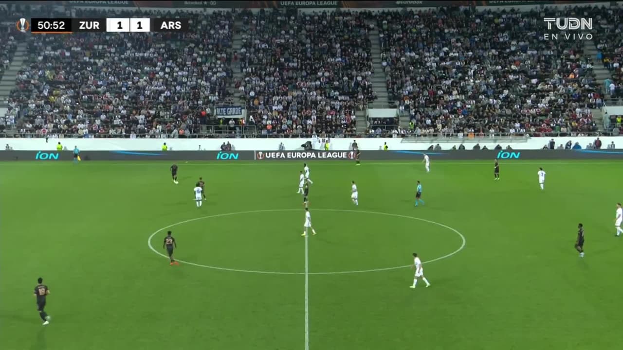 ¡TIRO ATAJADO! disparo por Kieran Tierney.