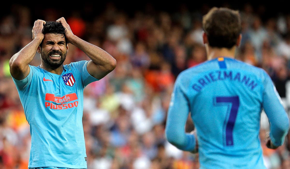 El delantero brasileño naturalizado español, Diego Costa (izquierda) se fue sin anotar en el partido al igual que su compañero de ataque en el Atlético, el francés Antoine Griezmann (derecha).
