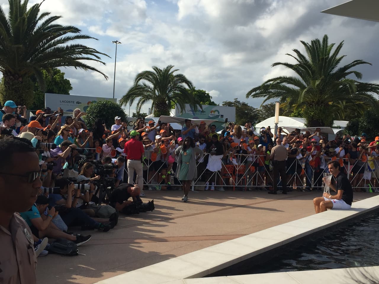 Decenas de medios de comunicación de todo el mundo querían una placa del tenista suizo, mientras los fans le gritaban con toda su fuerza por un autógrafo.