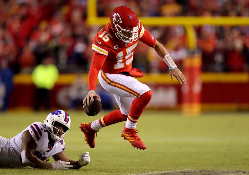 Los Chiefs se metieron nuevamente al partido por el Campeonato de la AFC aal vencer en tiempo extra a los Bills. La actuación de cuatro touchdowns de Patrick Mahomes llevó a Kansas City a ganar 42-36 contra Buffalo, un choque que pasará a la historia.
<br>