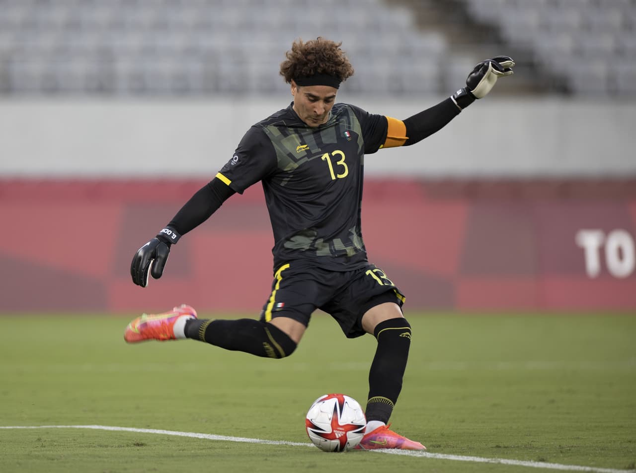 Guillermo Ochoa le tira dardo a Gignac tras goleada del Tri