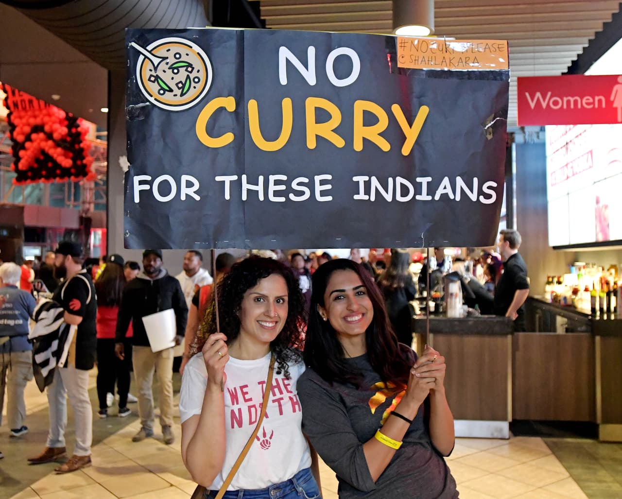 Con una inquebrantable fe de ver a su equipo campeón por primera vez, los aficionados de los Toronto Raptors se dejaron llegar de manera masiva a Scotiabank Arena para atestiguar historia. Aunque la duda se siembra ahora que está por regresar Kevin Durant para este Juego 5. Gran ambiente previo al quinto partido de las Finales de la NBA.