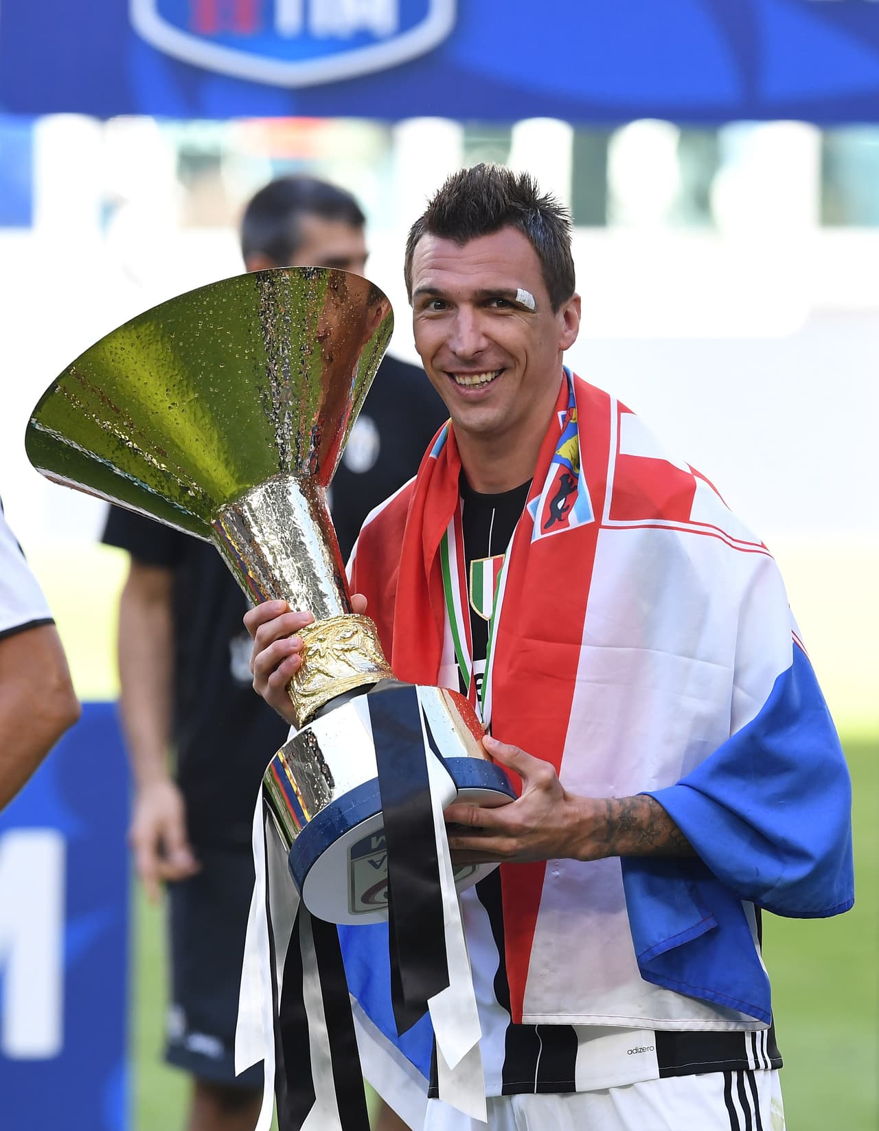 TURIN, ITALY - MAY 21: Mario Mandzukic of Juventus FC celebrates with the trophy after the beating FC Crotone 3-0 to win the Serie A Championships at the end of the Serie A match between Juventus FC and FC Crotone at Juventus Stadium on May 21, 2017 in Turin, Italy. (Photo by Valerio Pennicino/Getty Images)