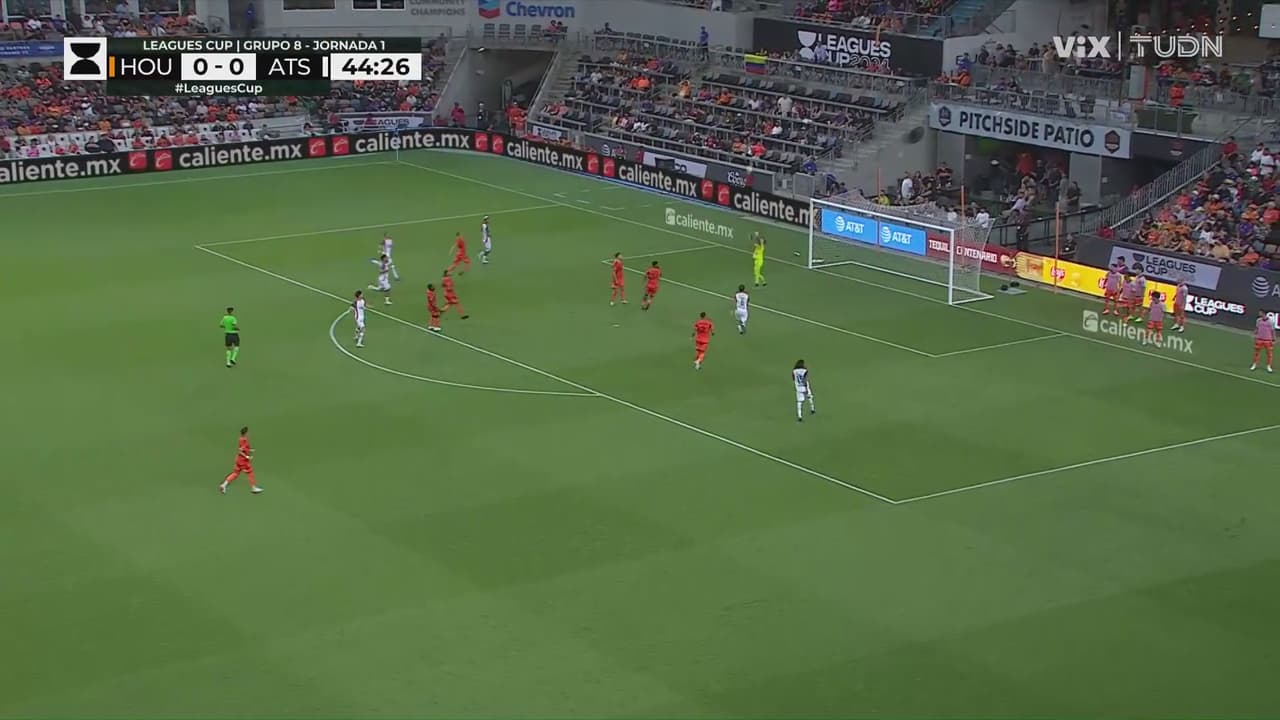 ¡Mucha fuerza, pero poca dirección! Cañonazo de Jeremy directo a Clark