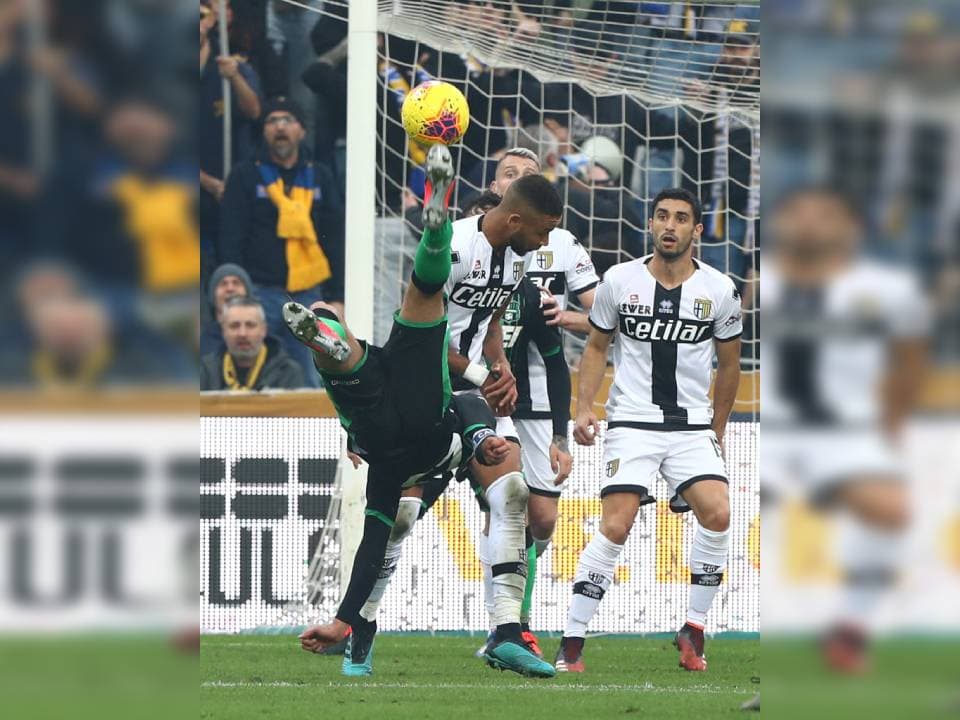Intento de chilena del Sassuolo que se va apenas desviado por un costado de la portería del Parma.