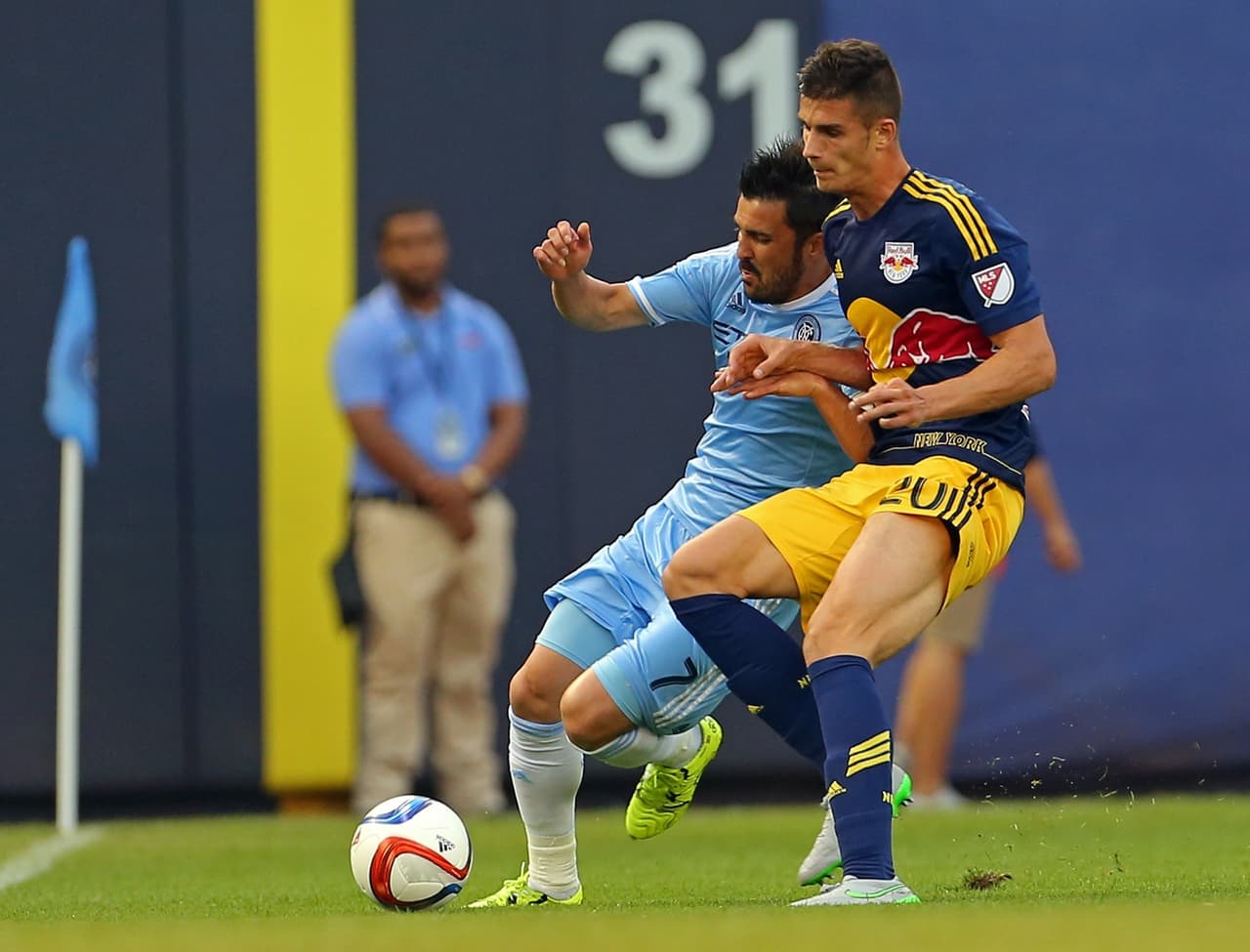 La lucha entre David Villa y Matt Miazga