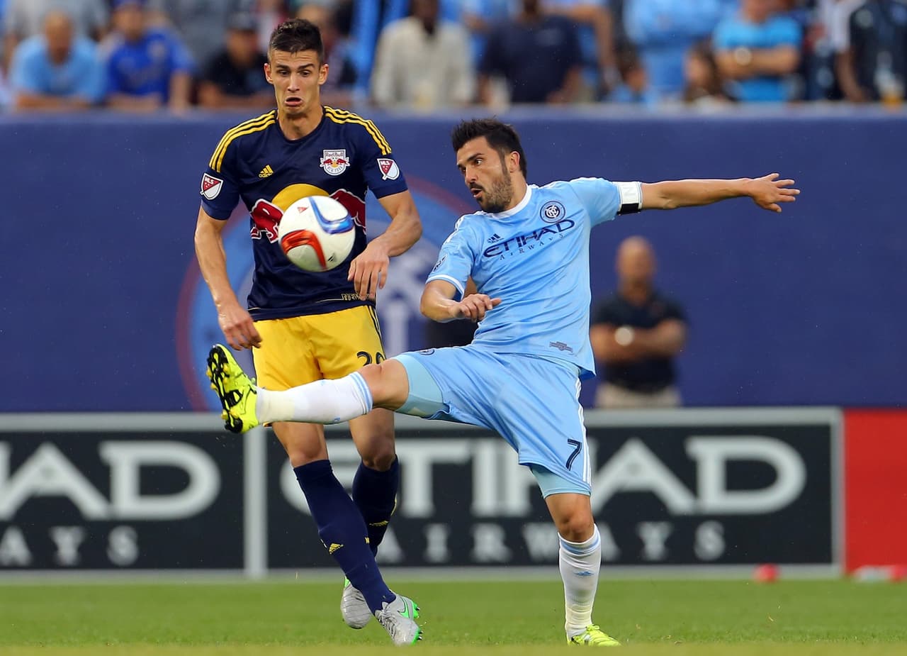 El Guaje Villa y un acrobático control de la pelota ante la mirada de Miazga.
