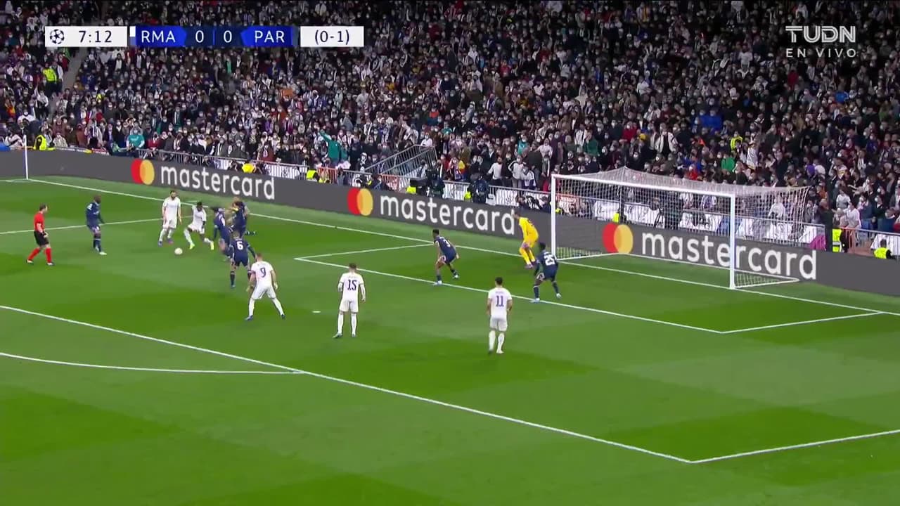 ¡TIRO ATAJADO! disparo por Kylian Mbappé.