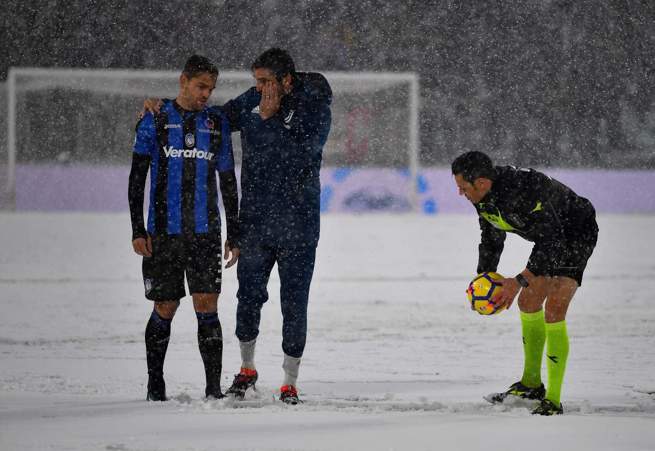 Juventus-Atalanta, en el Juventus Stadium de Turín por la fecha 26 de Serie A, fue aplazado por intensa nevada. El árbitro Maurizio Mariani lo decidió porque no se daban las condiciones necesarias.
