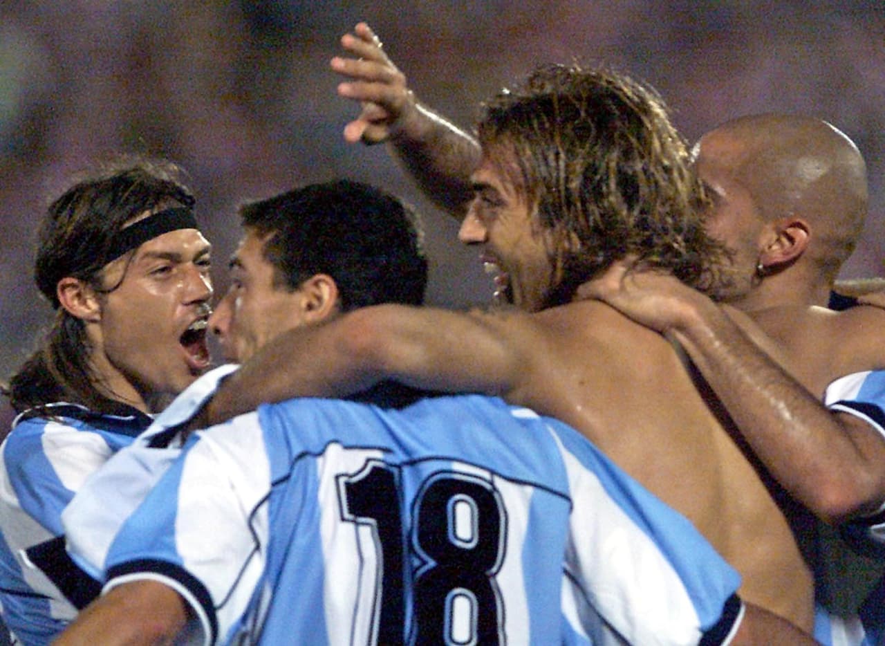 Con la llegada de Marcelo Bielsa, Argentina calificó líder al Mundial 2002 sacándole más de diez puntos al segundo lugar. Hernán Crespo anotó nueve goles y 'El Bati' metió cinco.