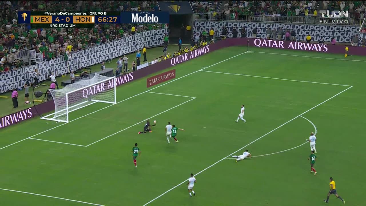 ¡TIRO ATAJADO! disparo por Santiago Giménez.