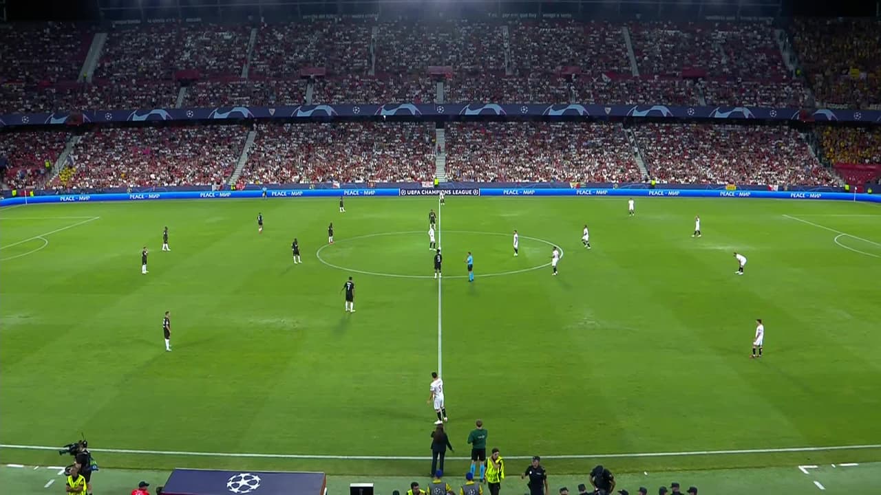 Arranca el partido y la pelota está en juego.