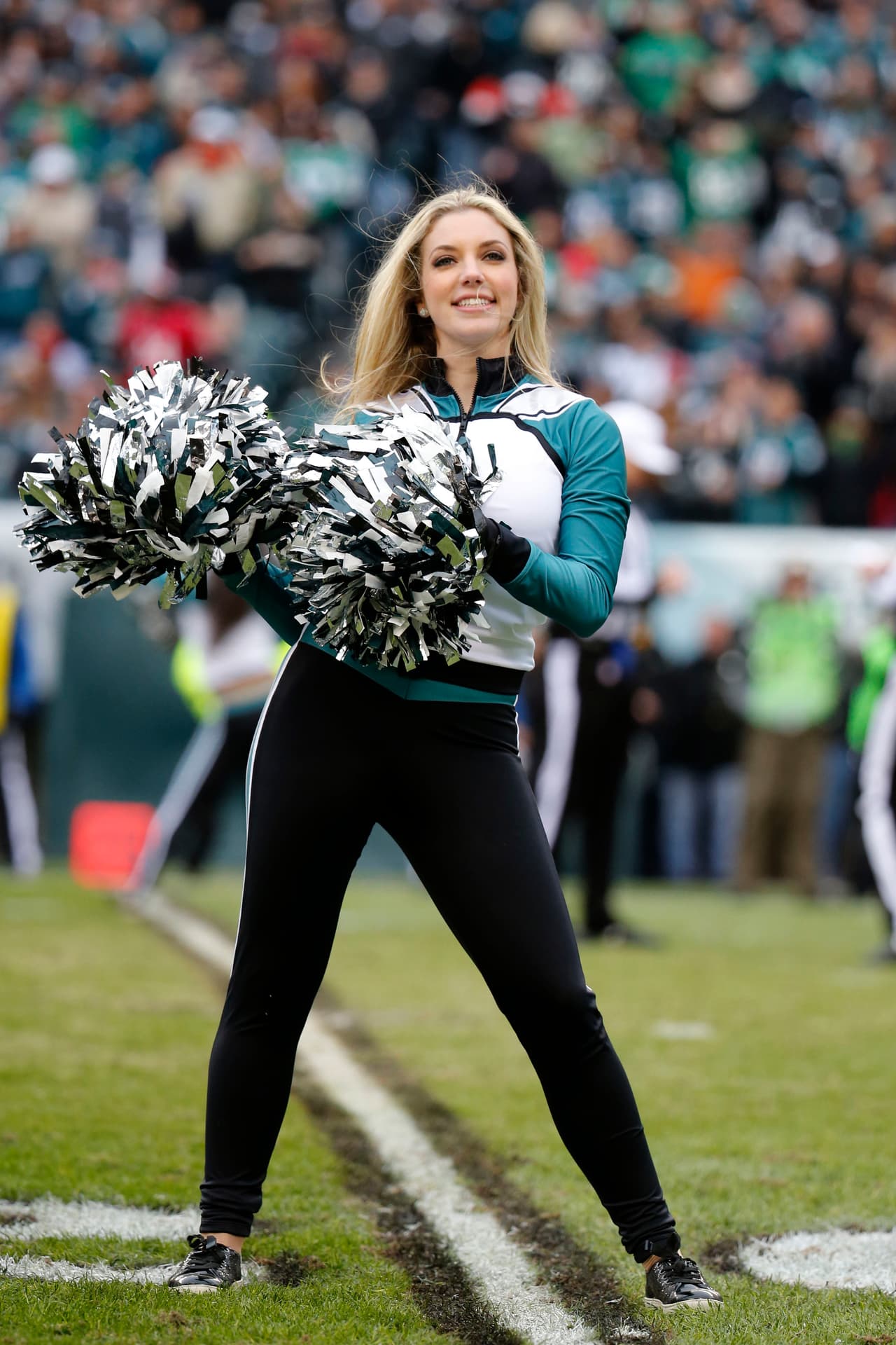 Con el frío las hermosas cheerleaders de la NFL lucen bellísimas enfundadas en lindos pantalones que resaltan su figura, ¡chécalas!