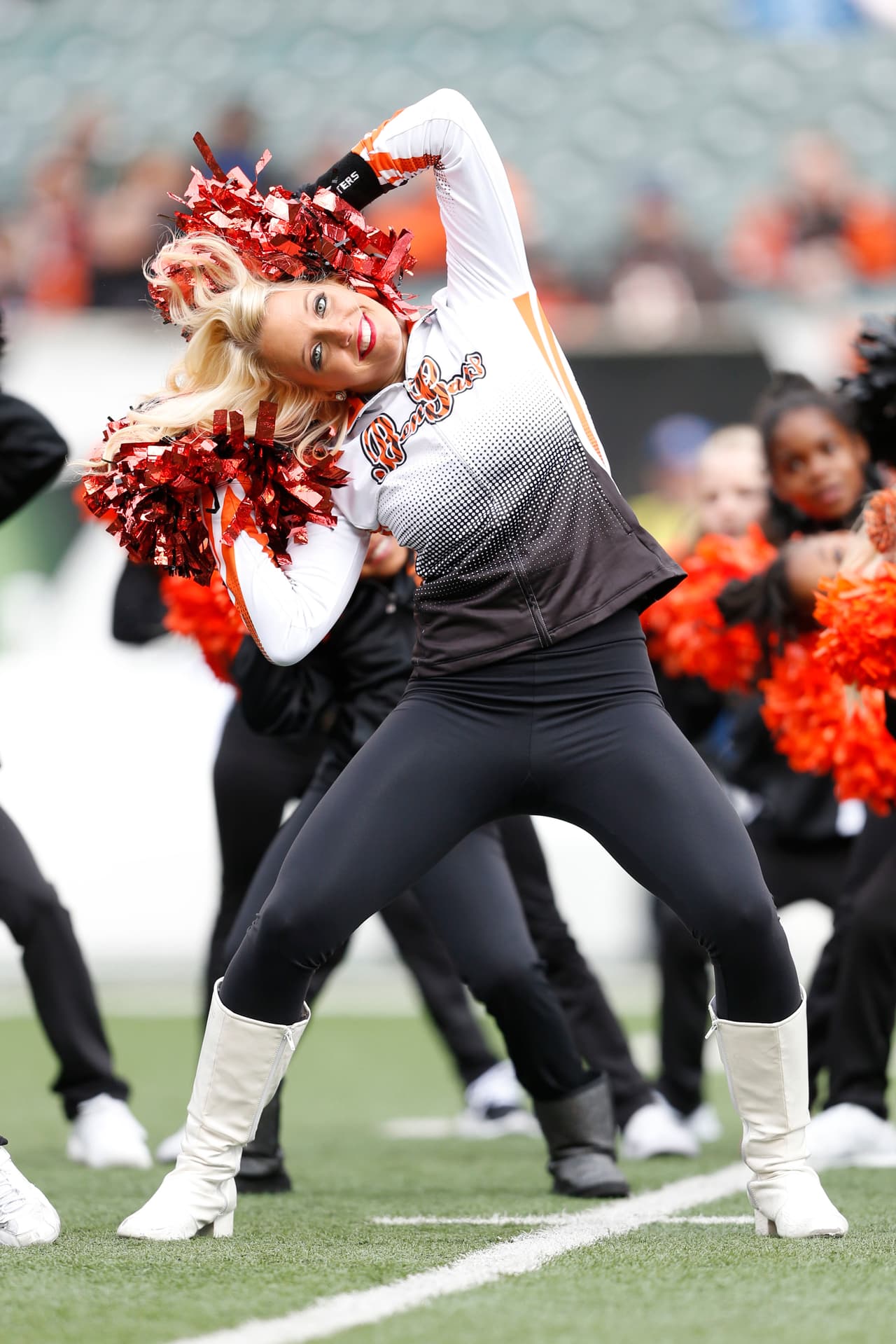 Con el frío las hermosas cheerleaders de la NFL lucen bellísimas enfundadas en lindos pantalones que resaltan su figura, ¡chécalas!