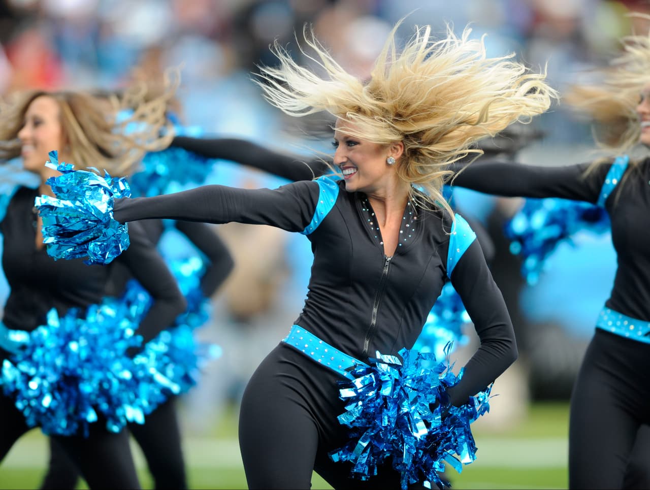 Con el frío las hermosas cheerleaders de la NFL lucen bellísimas enfundadas en lindos pantalones que resaltan su figura, ¡chécalas!