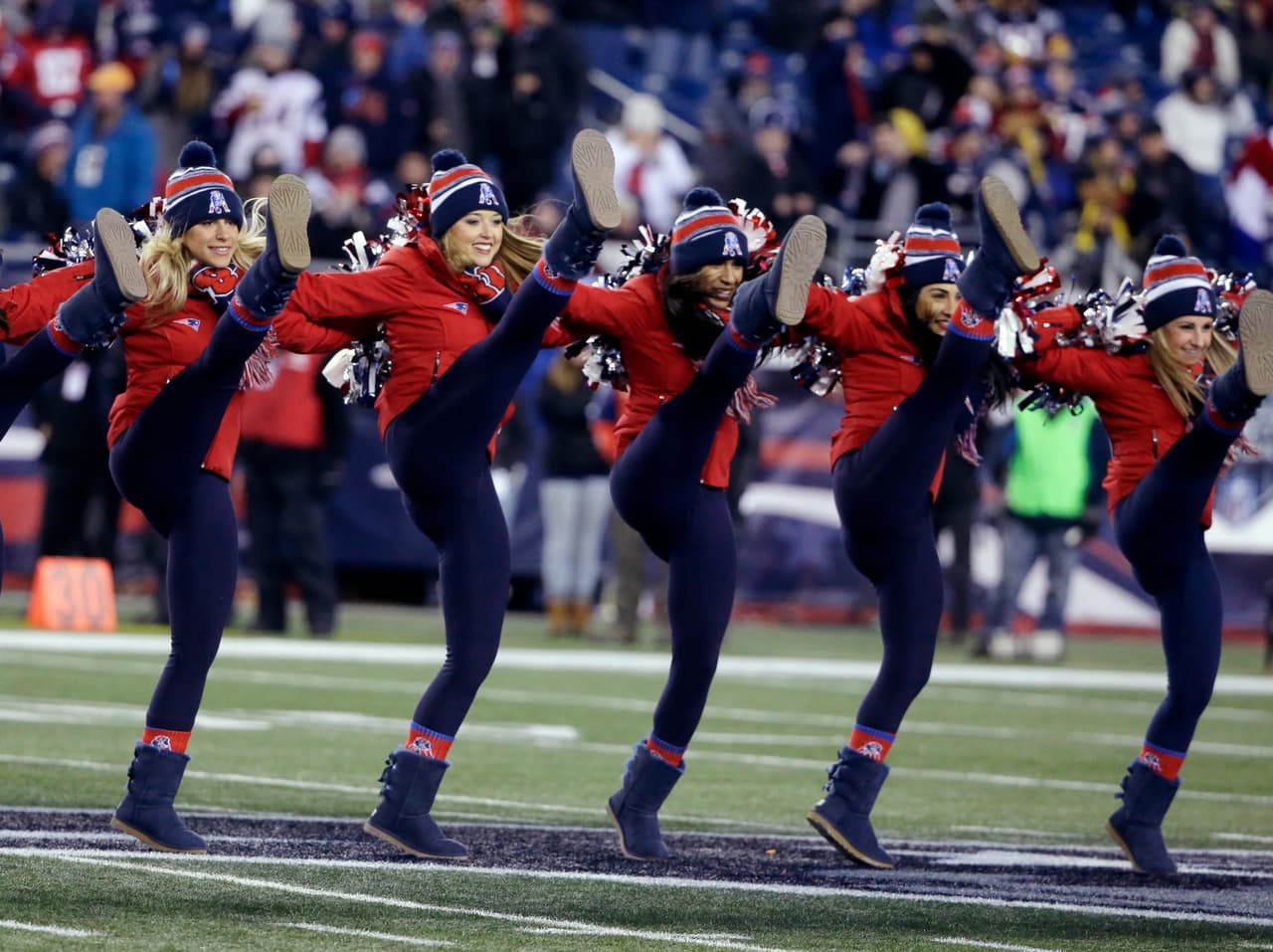 Con el frío las hermosas cheerleaders de la NFL lucen bellísimas enfundadas en lindos pantalones que resaltan su figura, ¡chécalas!