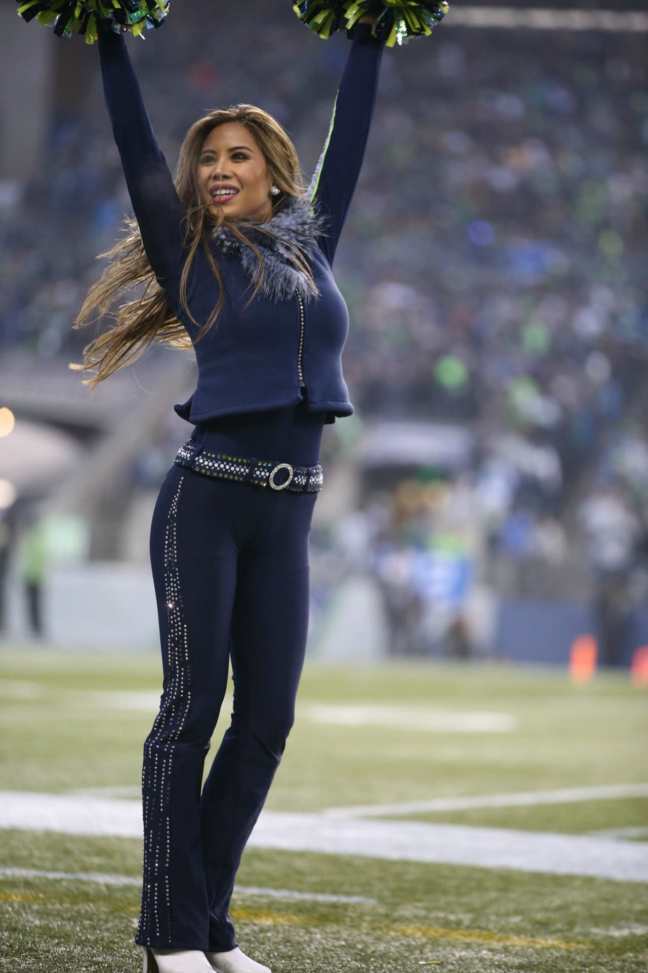 Con el frío las hermosas cheerleaders de la NFL lucen bellísimas enfundadas en lindos pantalones que resaltan su figura, ¡chécalas!