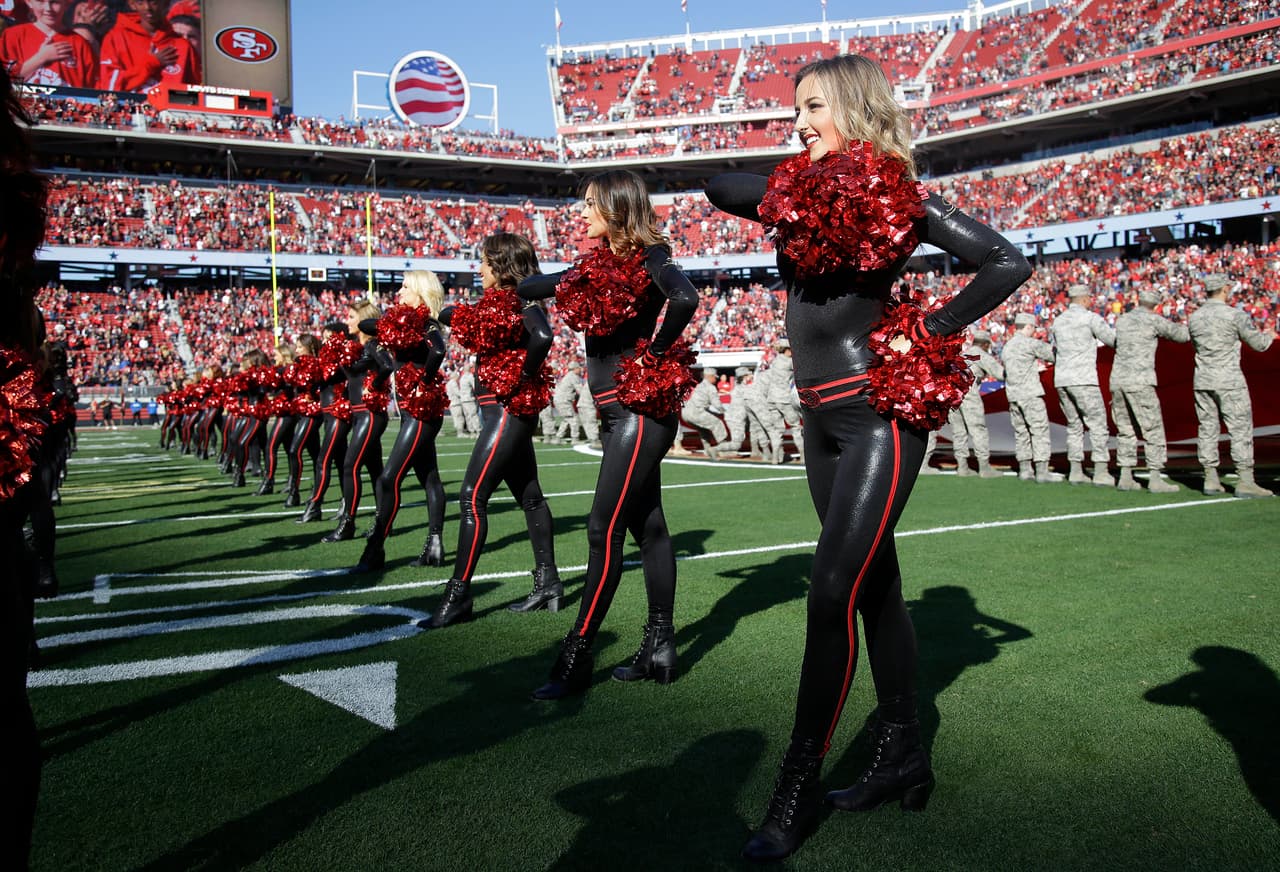 Con el frío las hermosas cheerleaders de la NFL lucen bellísimas enfundadas en lindos pantalones que resaltan su figura, ¡chécalas!