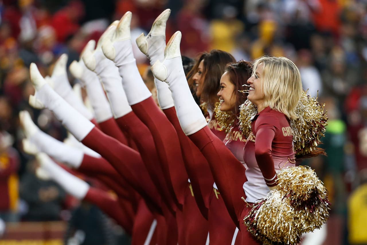 Con el frío las hermosas cheerleaders de la NFL lucen bellísimas enfundadas en lindos pantalones que resaltan su figura, ¡chécalas!