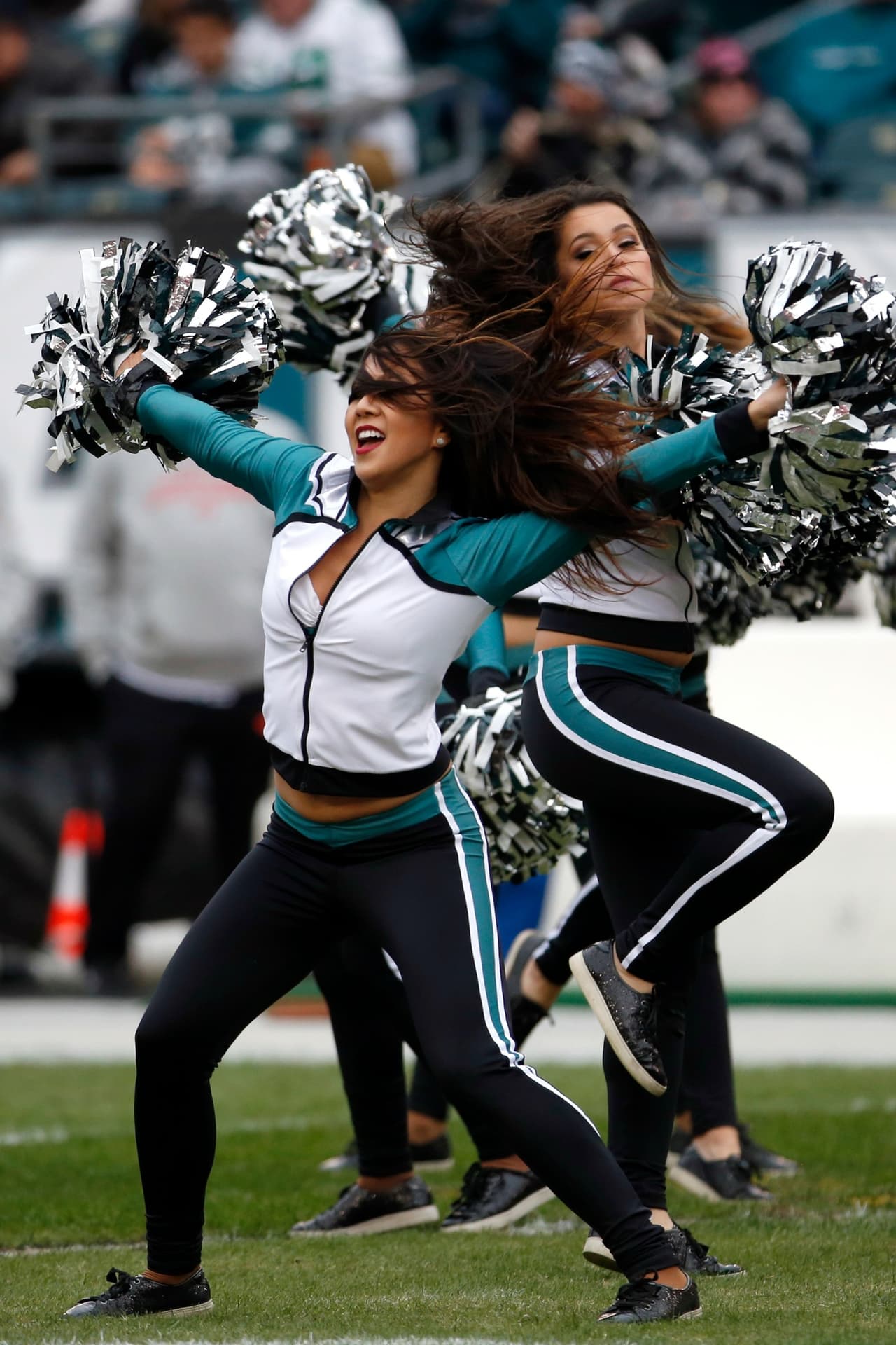 Con el frío las hermosas cheerleaders de la NFL lucen bellísimas enfundadas en lindos pantalones que resaltan su figura, ¡chécalas!