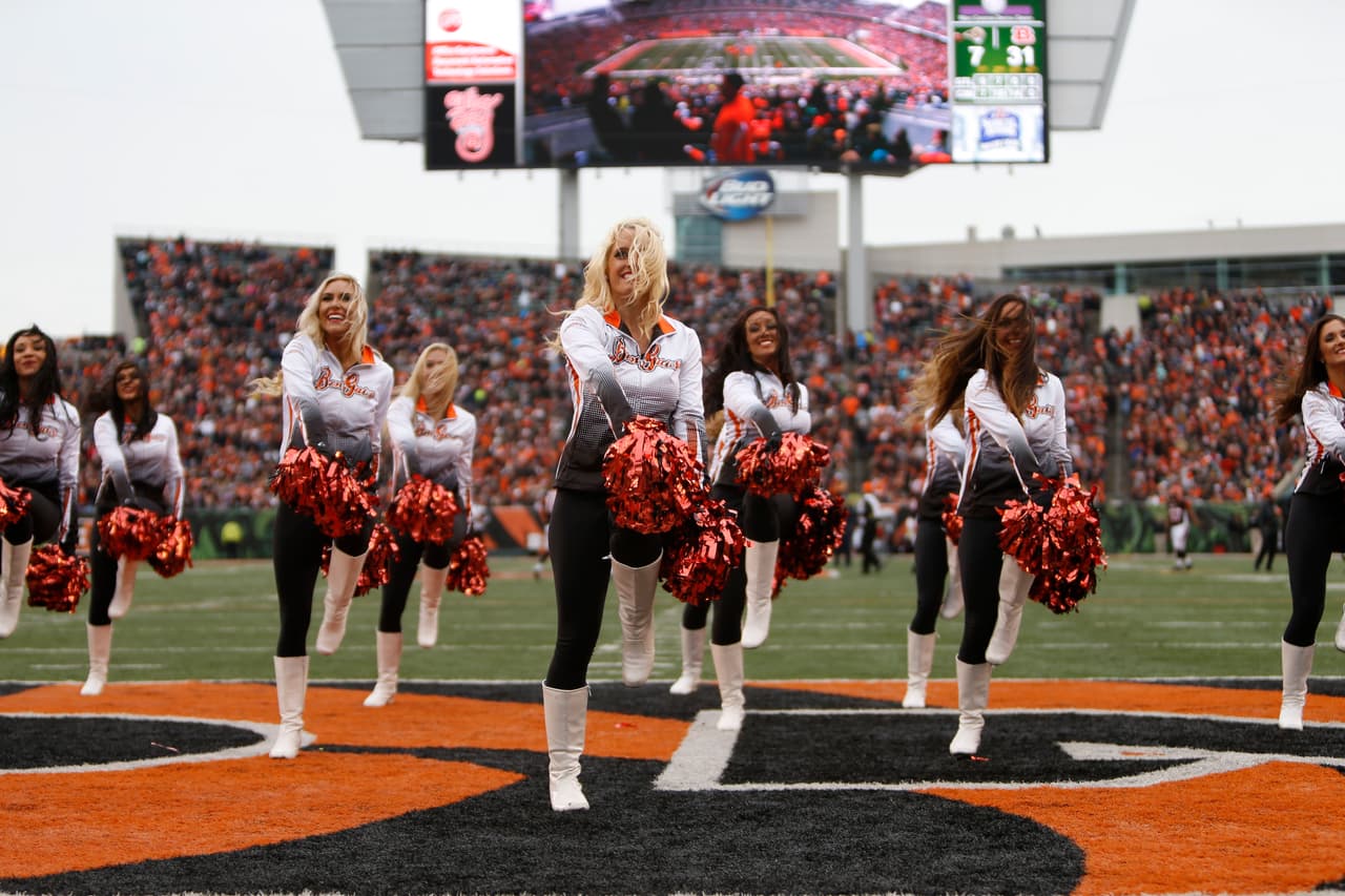 Con el frío las hermosas cheerleaders de la NFL lucen bellísimas enfundadas en lindos pantalones que resaltan su figura, ¡chécalas!
