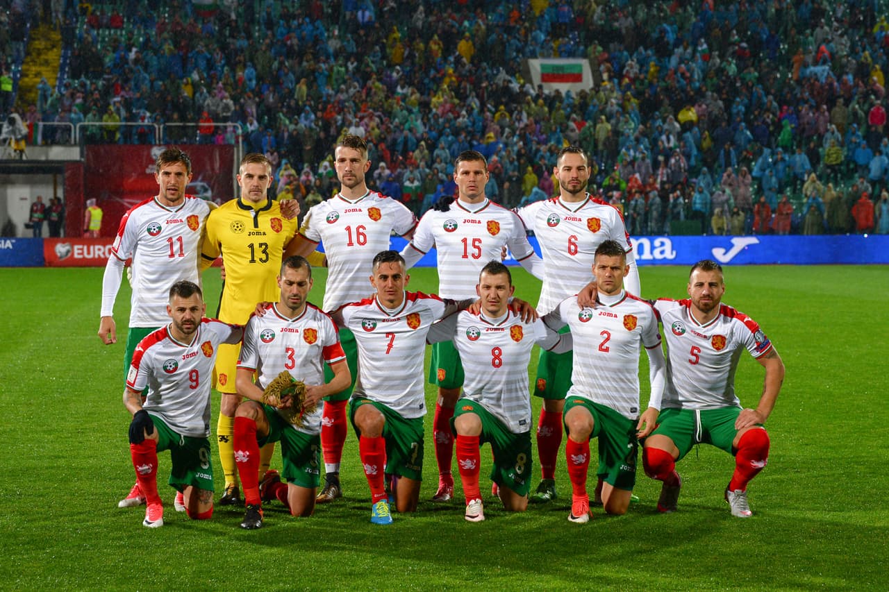 Bulgaria: ante Francia, los aficionados búlgaros lanzaron objetos al terrenod ejuego y la FIFA solo presentó una advertencia.