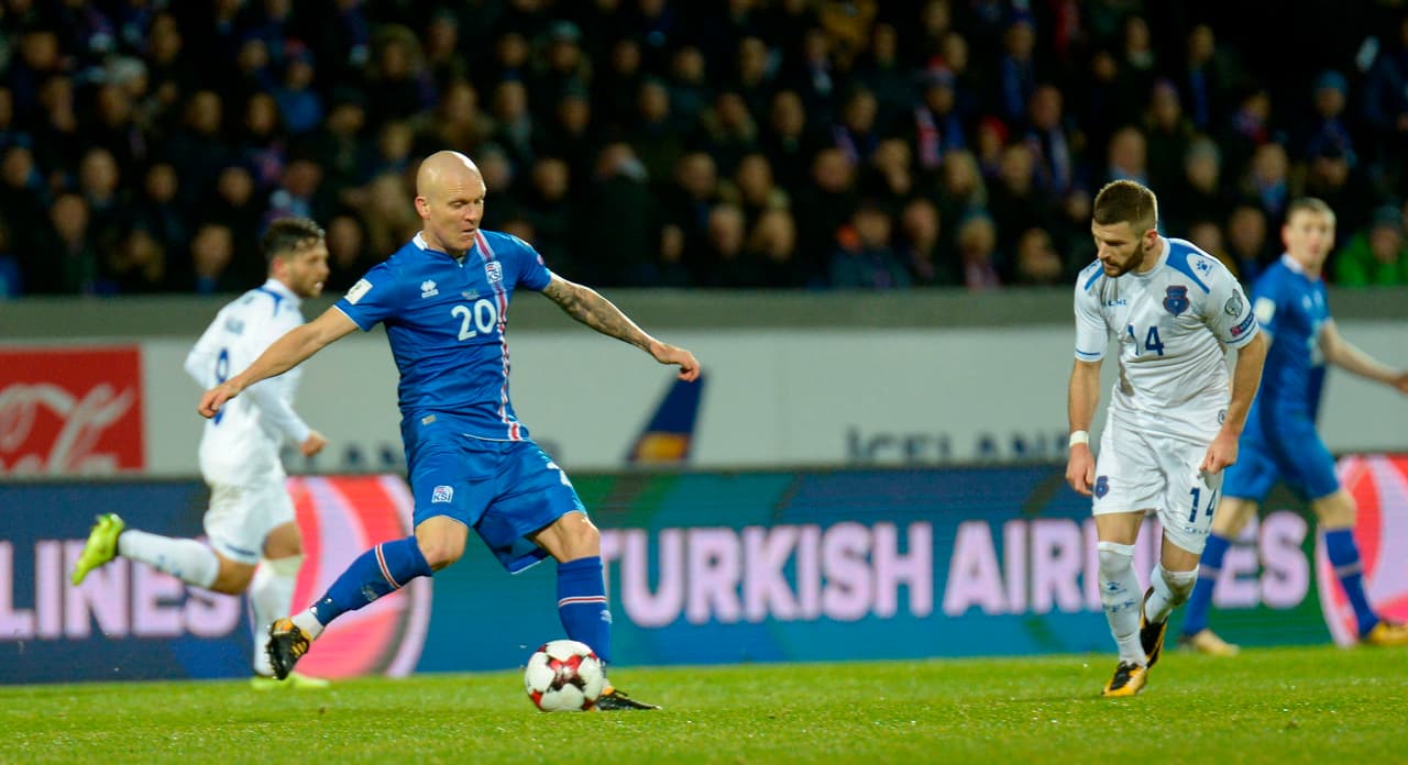 Emil Hallfreðsson buscaba robar balones y cosntruir jugadas para los locales, pero eran pocas.