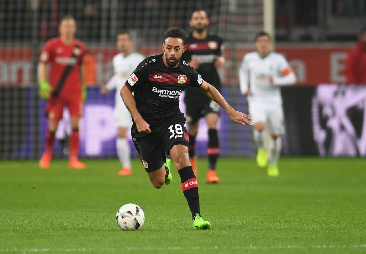 Karim Bellarabi (Leverkusen), por su parte, fue quien desbordó por la banda derecha en busca de poner a temblar a la defensa visitante.
