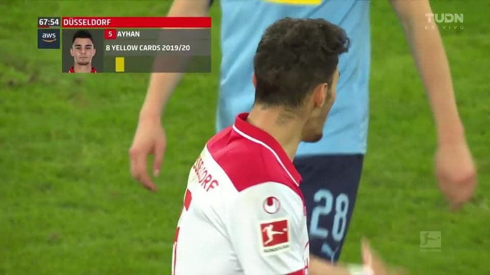 Tarjeta amarilla. El árbitro amonesta a Kaan Ayhan de Fortuna Düsseldorf