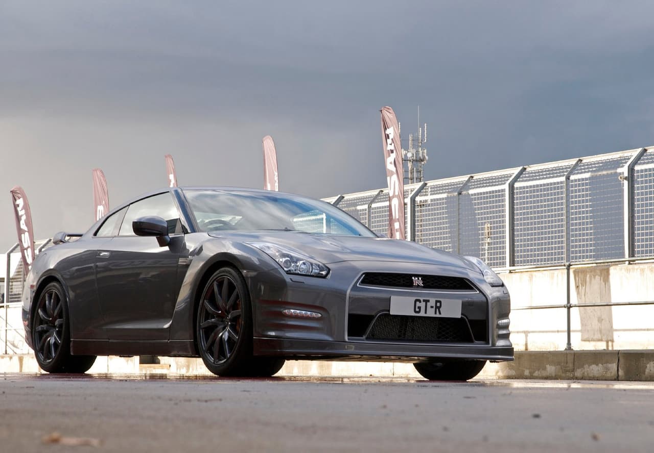 El Nissan GT-R es sinónimo de la conducción deportiva y también de la cultura japonesa, lugar que lo vio nacer y evolucionar hasta llegar el monstruo que es hoy en día. El video que muestra a 'Canelo' corriendo un 'Godzilla' data del año 2012, por lo que suponemos que se trata de un 
<b><a href="https://www.univision.com/noticias/nissan/nissan-gt-r-2012-renovacion-del-super-auto">Nissan GT-R 2012</a></b> similar al que vemos en esta imagen.