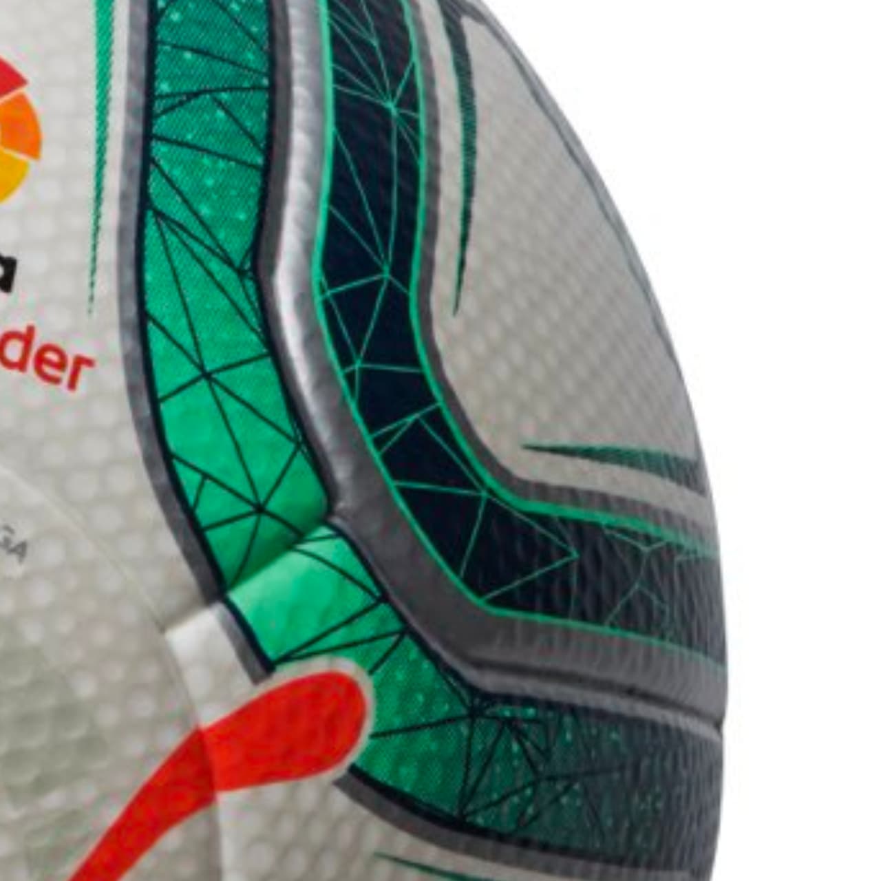 Después de 20 años de contrato con Nike, La Liga estrenará nuevo balón de la mano de Puma. Para esta ocasión el verde es protagonista en distintos tonos con tecnología de última generación. Junto al logotipo de la marca alemana se encuentra también una identidad de la organización en gris lo que lo hace aún más exclusivo.
