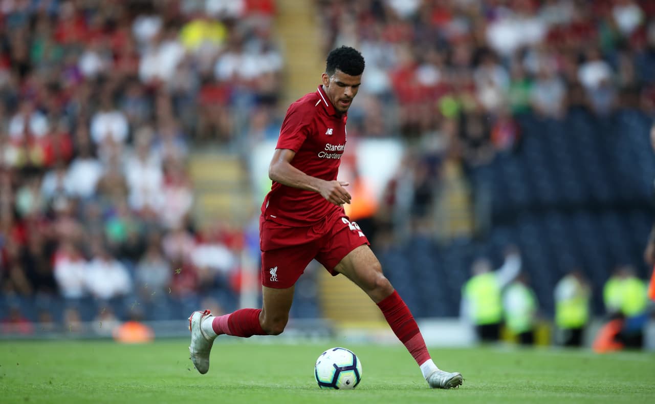 El joven delantero Dominic Solanke, del Liverpool, busca minutos y en el Huddersfield Town estarían dispuestos a dárselos.