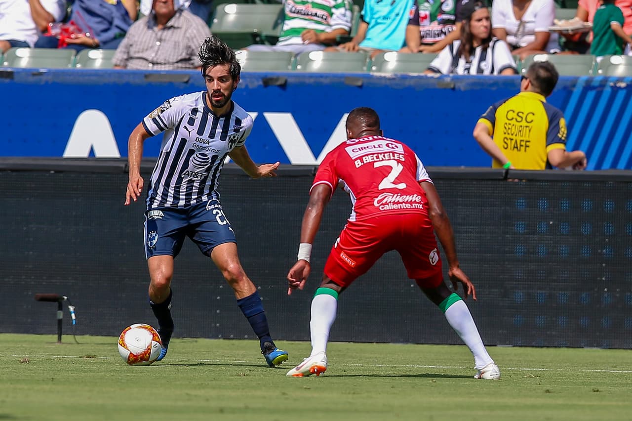 Pizarro acaparó los lentes de los fotógrafos y todas las miradas en la tribuna en su debut como jugador del Monterrey tras su exitoso paso por Chivas.