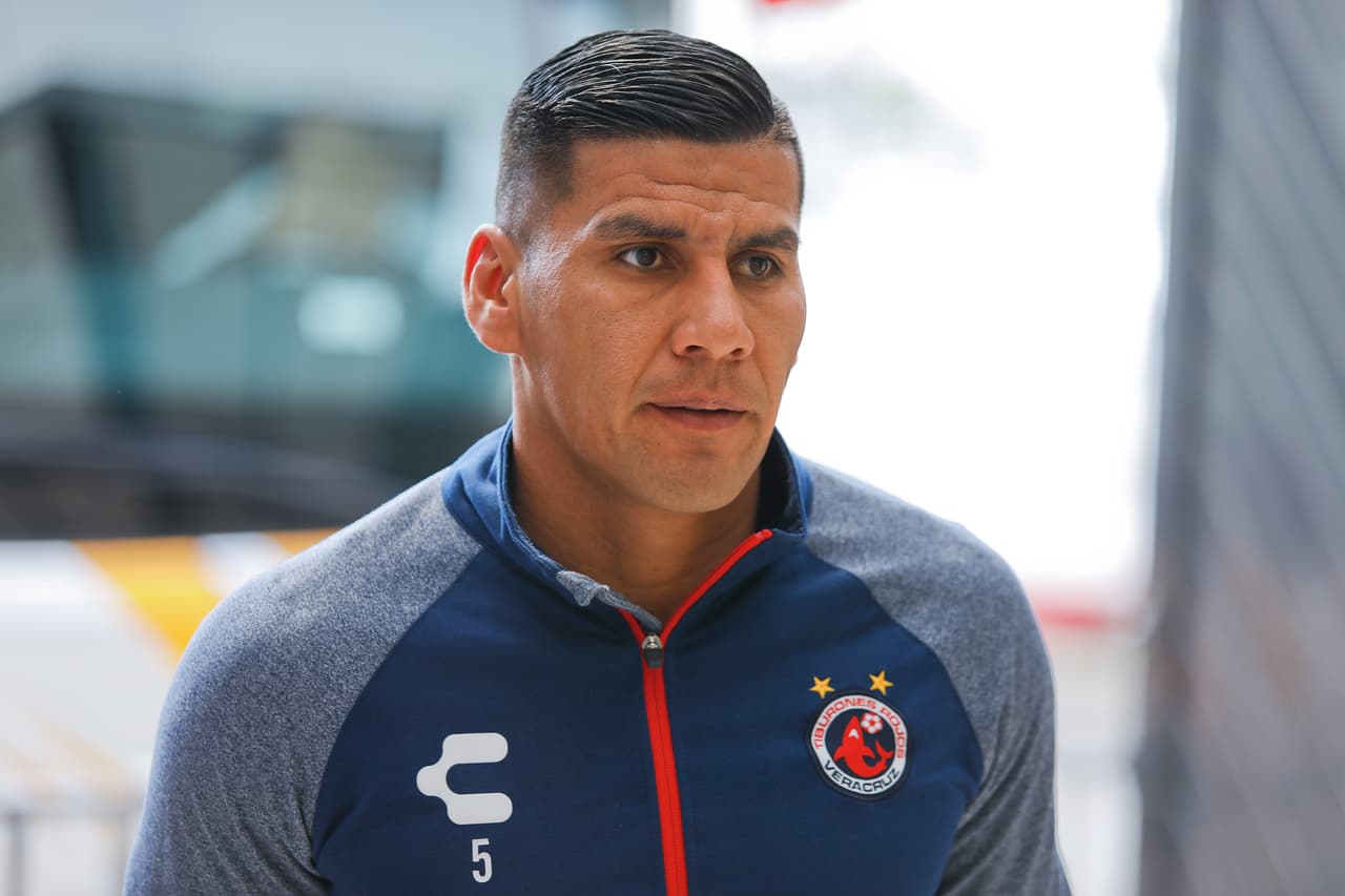 Menosprecian el valor de una playera y zapatos de Carlos Salcido